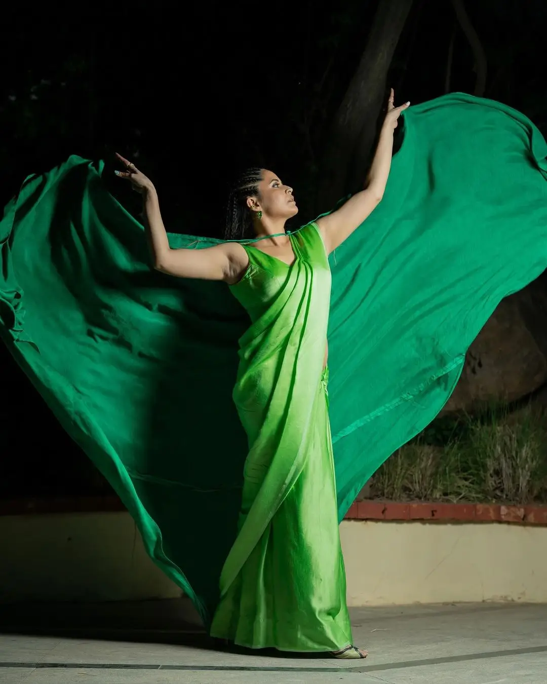 Indian Model Anasuya Bharadwaj in Sleeveless Green Saree